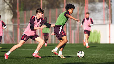 Die FCB-Amateure während einer Trainingseinheit an der Säbener Straße.