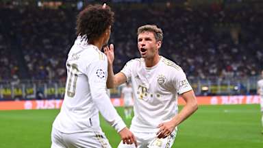 Szene der Partie FC Inter - FC Bayern in der Champions League: Sané jubelt mit Müller