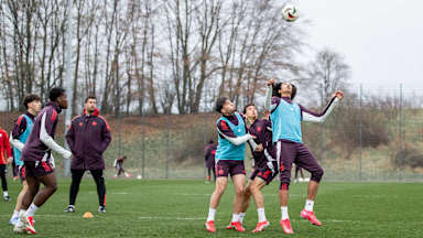 FCB-U19-Spieler Noah Codjo-Evora im Kampf um den Ball am FC Bayern Campus.