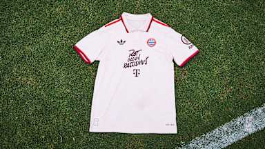 Weißes Champions League-Trikot des FC Bayern mit Aufdruck Rot gegen Rassismus