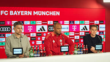 Holger Quest, Vincent Kompany und Christoph Freund im Pressetalk des FC Bayern vor dem Heimspiel gegen St. Pauli