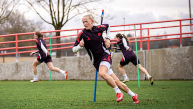 Lea Schüller von den FC Bayern Frauen sprintend im Training der Münchnerinnen.