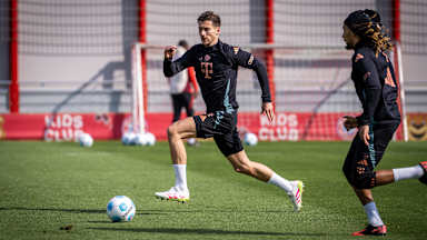Leon Goretzka rennt im Training des FC Bayern zu einem Ball