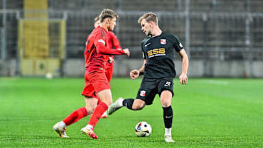 Die Amateure jubeln im Grünwalder Stadion.