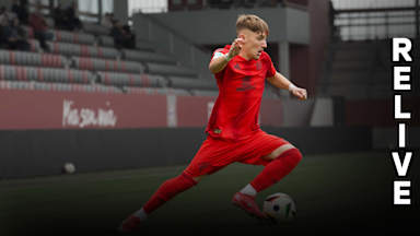 Lennart Karl von der FCB-U19 am Ball.