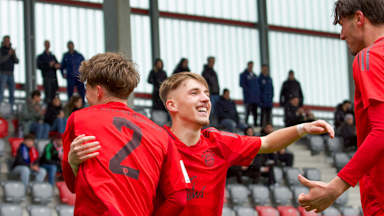 Lennart Karl bejubelt seinen Treffer am FC Bayern Campus.