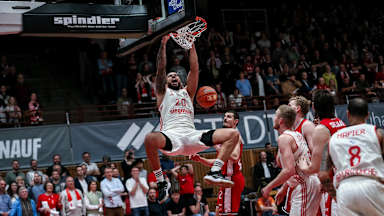 Elias Harris und die Bayern gewinnen in Würzburg