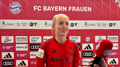 Lea Schüller beim Interview nach dem Spiel gegen Bayer Leverkusen.
