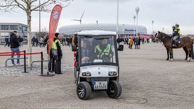 Shuttle-Service auf der Esplanade der Allianz Arena