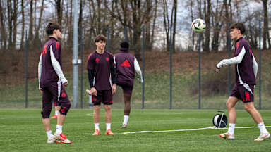 FCB-U19-Spieler Louis Richter jongliert den Ball am FC Bayern Campus.