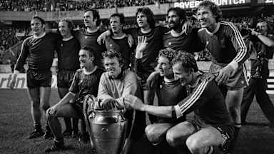 El equipo victorioso del Bayern de 1975 tras la victoria final por 2-0 sobre el Leeds United.
