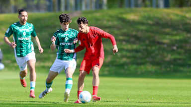 Mudaser Sadat im Zweikampf am Stadion Platz 12 am Weserstadion gegen Werder Bremen.