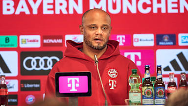 Vincent Kompany spricht im Pressetalk des FC Bayern vor dem Bundesliga-Spiel in Augsburg