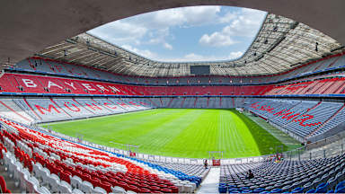 Blick auf das Spielfeld der Allianz Arena von der Nordtribüne