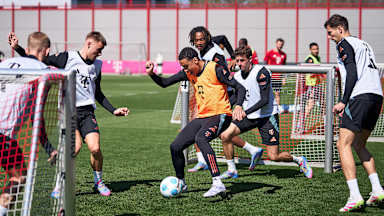 amal Musiala verteidigt den Ball gegen mehrere Gegenspieler im Training des FC Bayern vor dem Gastspiel beim FC Augsburg