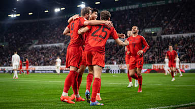 Die Mannschaft des FC Bayern jubelt über den Auswärtssieg beim FC Augsburg