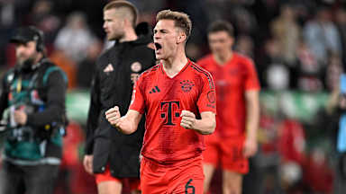 Joshua Kimmich jubelt nach dem Spiel gegen Augsburg
