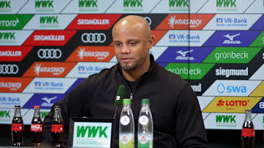 Vincent Kompany auf der Pressekonferenz nach dem Bundesliga-Spiel des FC Bayern beim FC Augsburg