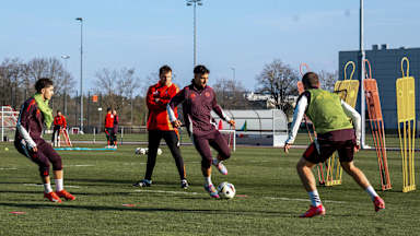 Die FCB-U19 während einer Einheit am FC Bayern Campus.