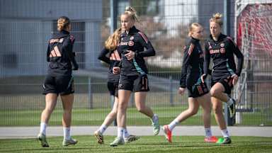 Giulia Gwinn im Training  der FC Bayern Frauen läuft im Warm Up über den Platz
