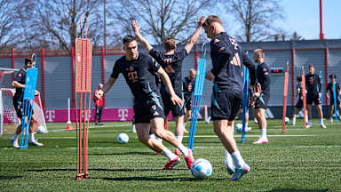Joshua Kimmich am Ball, daneben Joao Palhinha im Training des FC Bayern