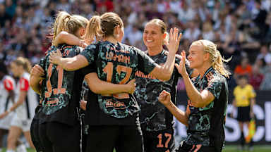 Jubeltraube der FC Bayern Frauen in der Partie gegen die Eintracht Frankfurt.