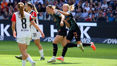 Klara Bühl und Pernille Harder laufen in der Partie gegen Eintracht Frankfurt jubelnd über den Platz.