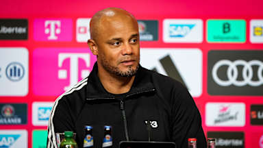 Vincent Kompany auf der Pressekonferenz nach dem Bundesliga-Spiel des FC Bayern gegen Borussia Dortmund