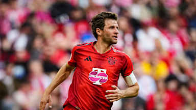 Thomas Müller im Trikot des FC Bayern und Kapitänsbinde
