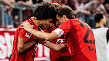 Serge Gnabry und Thomas Müller jubeln gemeinsam