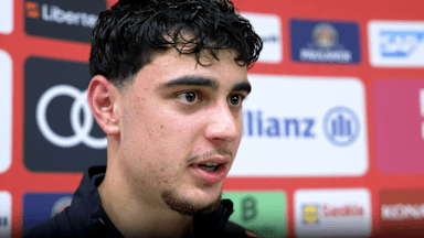 Aleksandar Pavlovic spricht im Interview nach dem Bundesliga-Spiel des FC Bayern gegen Borussia Dortmund