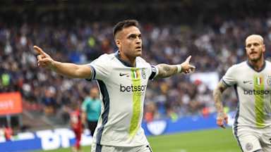 Lautaro Martinez jubelt im weißen Trikot für Inter Mailand.