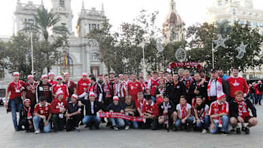 Eine Gruppe von Bayern-Fans versammelt sich für ein Gruppenfoto