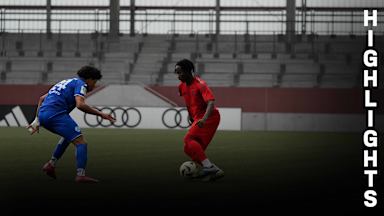 FC Bayern U17 gegen die Stuttgarter Kickers im Zweikampf.