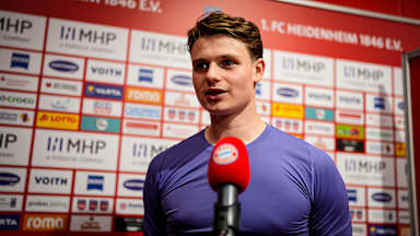 Jonas Urbig spricht im Interview nach dem Bundesliga-Spiel des FC Bayern beim 1. FC Heidenheim