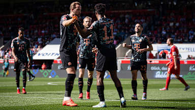 Harry Kane y Kingsley Coman festejan contra el Heidenheim
