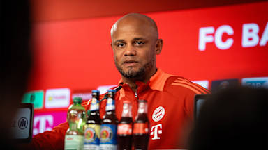 Vincent Kompany spricht im Pressetalk des FC Bayern