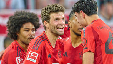 Thomas Müller jubelt mit Aleksandar Pavlovic nach einem Tor gegen Dortmund