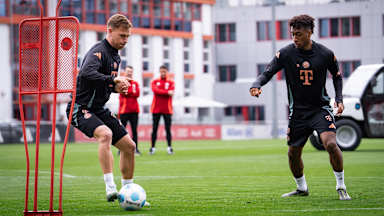 Joshua Kimmich am Ball im Training des FC Bayern