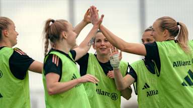 Michelle Ulbrich, Weronika Zawistowska, Tuva Hansen, Julia Zigiotti Olme und Magdalena Eriksson von den FC Bayern Frauen klatschen beim Training ein.