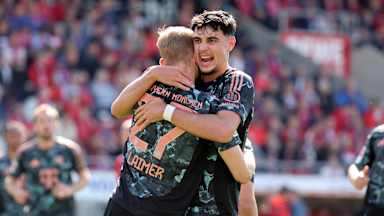 Aleksandar Pavlovic und Konrad Laimer bejubeln ein Tor des FC Bayern