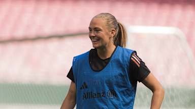 Magdalena Eriksson läuft sich auf dem Trainingsplatz warm.