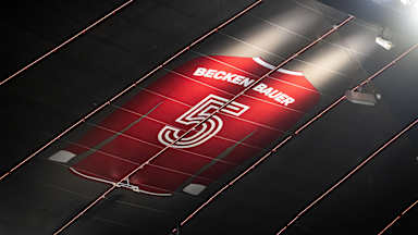 Zeichnung Beckenbauer-Trikot mit Nummer 5 unter dem Dach der Allianz Arena