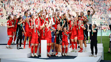 FC Bayern Frauen recken DFB-Pokal in die Höhe