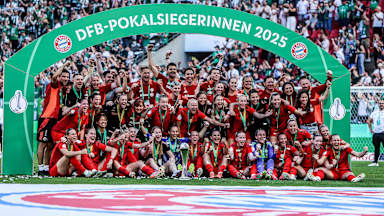 Die FC Bayern Frauen jubeln nach dem Pokalsieg.
