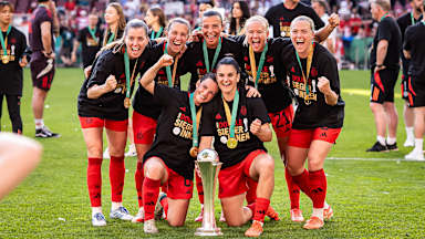 Siegerfoto der FC Bayern Frauen mit dem DFB-Pokal