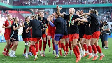 FC Bayern Frauen jubeln nach dem Gewinn des Double aus Meisterschaft und Pokal