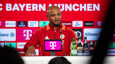 Vincent Kompany im Pressetalk des FC Bayern