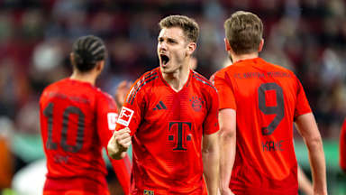 Josip Stanisic bejubelt ein Tor des FC Bayern