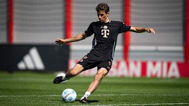 Thomas Müller beim Torabschluss im Training des FC Bayern